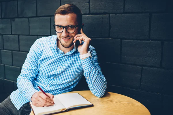 Portret Uśmiechający Się Biznesmen Zauważyć Informacji Podczas Rozmowy Telefonicznej Kolega — Zdjęcie stockowe