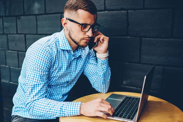 Männliche Unternehmer Brille Gespräch Mit Kunden Support Betreiber Installation Von — Stockfoto