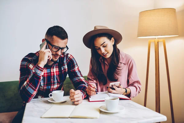 Compañeros Hombres Mujeres Ocupados Mientras Investigan Para Proyecto Startup Hablando — Foto de Stock