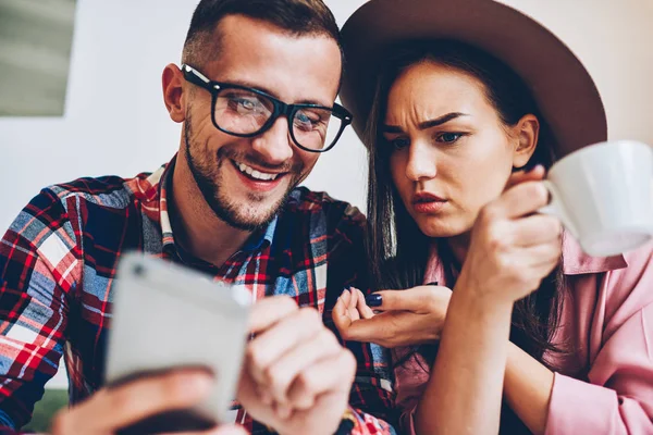 Casal Passar Tempo Juntos Café Assistindo Filme Line Smartphone Sorrindo — Fotografia de Stock