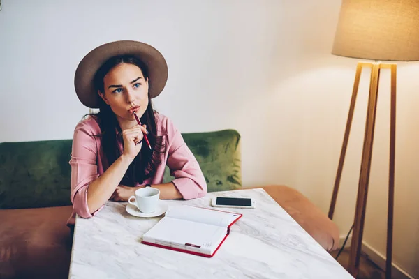 Diseñadora Femenina Calificada Que Reflexiona Sobre Estrategia Arranque Cajas Concentrada —  Fotos de Stock