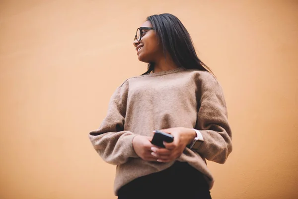 Ler Afro Amerikansk Unga Hipster Flicka Eleganta Glasögon Trendiga Sweatshirt — Stockfoto