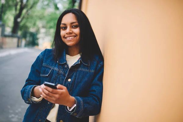Портрет Веселий Молодих Афро Американська Дівчина Модний Джинсового Куртці Спілкування — стокове фото