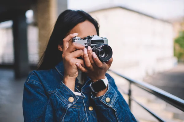 Menina Jovem Hipster Pele Escura Jaqueta Jeans Gastando Tempo Hobby — Fotografia de Stock