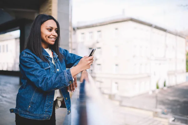 Веселий Афро Американської Жіночої Туристичних Беручи Фотографії Допомогою Сучасних Телефону — стокове фото