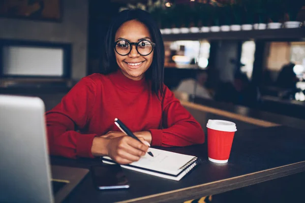 Schattig Afro Amerikaanse Student Project Voorbereiden Huiswerk Koffieshop Met Behulp — Stockfoto