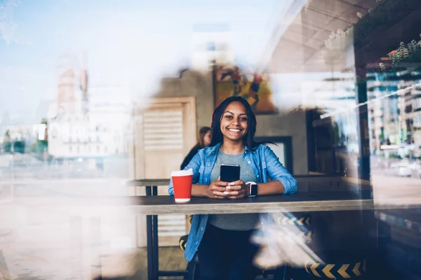 Портрет Веселий Афро Американських Hipster Дівчина Відпочиваючи Кафе Використовуючи Сучасні — стокове фото