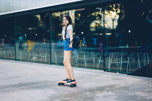 Portret Van Mooie Jonge Vrouw Met Rugzak Skateboarden Stedelijke Omgeving — Stockfoto