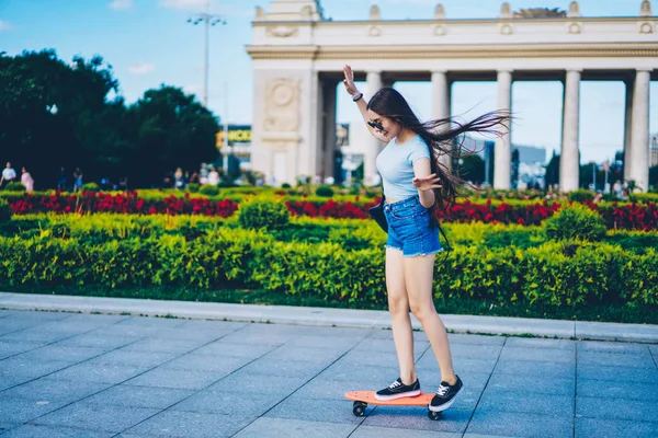 Menina Hipster Alegre Vestida Com Roupas Casuais Óculos Sol Skate — Fotografia de Stock