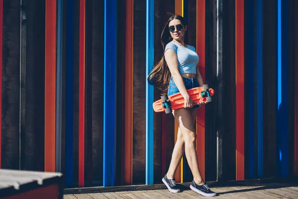 Adolescente Vestida Casual Con Gafas Sol Elegantes Que Sostiene Monopatín — Foto de Stock