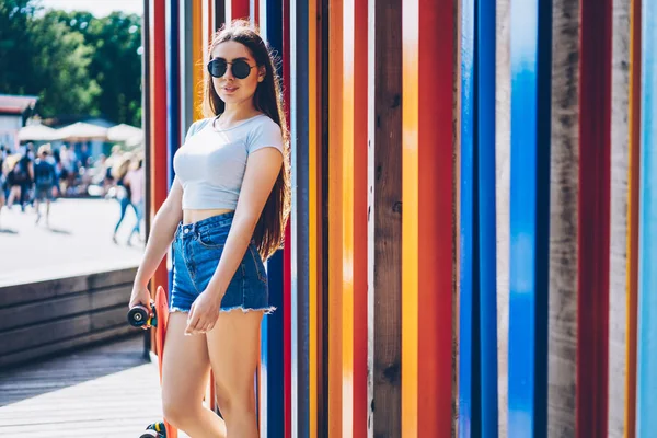 Élégante Fille Hipster Dans Des Lunettes Soleil Debout Près Milieux — Photo