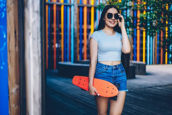 Menina Hipster Morena Positiva Óculos Escuros Rua Segurando Orrange Skate — Fotografia de Stock