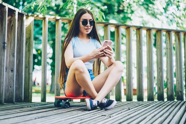 Elegante Ragazza Hipster Con Lunghi Splendidi Capelli Messaggistica Online Dispositivo — Foto Stock