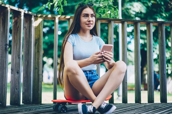 Mladá Žena Dlouhými Vlasy Skateboard Rezervace Vstupenek Line Webových Stránkách — Stock fotografie