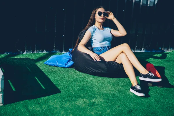 Attraktive Stylische Junge Frau Mit Schwarzer Sonnenbrille Die Freien Auf — Stockfoto