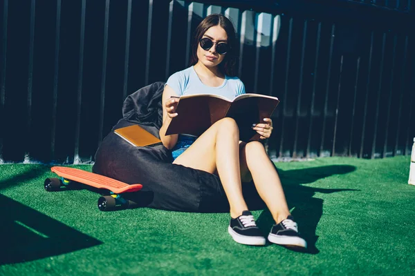 Pensive Young Woman Stylish Sunglasses Reading Study Textbook Resting Comfortable — Stock Photo, Image