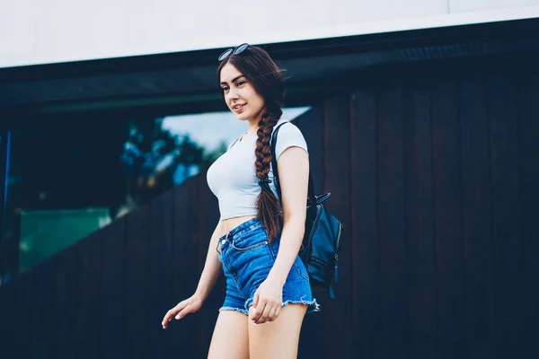 Atractiva Mujer Joven Sonriente Vestida Con Pantalones Cortos Mezclilla Camiseta — Foto de Stock