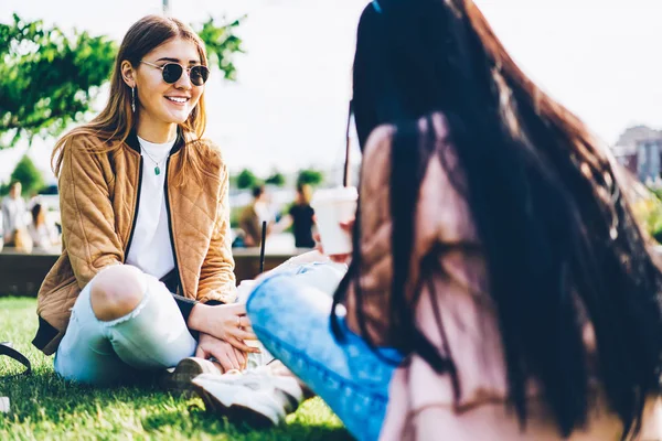 Zwei Hipster Mädchen Mit Leckerem Kaffee Der Hand Sitzen Auf — Stockfoto