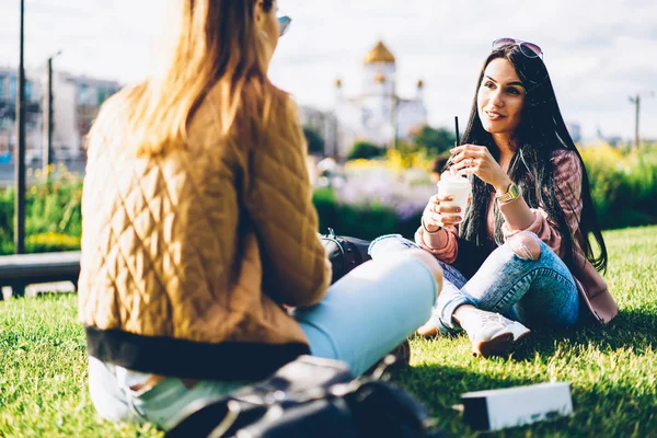 Stylish Young Women Sunglasses Talking Enjoying Tasty Coffee Sitting Green — стоковое фото