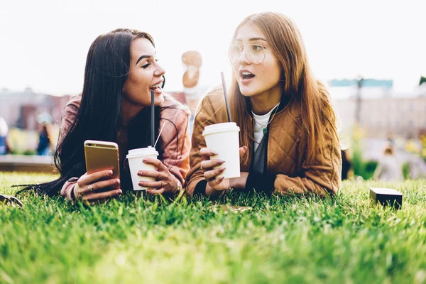 Bästa Vänner Kommunicerar Med Varandra Och Dricker Kaffe Gratis Umgås — Stockfoto