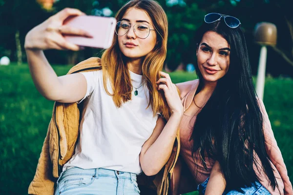 Atraktivní Mladé Ženy Stylové Sluneční Brýle Fotí Selfie Smartphone Tráví — Stock fotografie