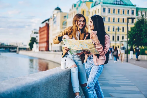 Pozitivní Dvě Cestovatelky Diskuse Trase Hledání Orientačních Bodů Mapě Stojící — Stock fotografie