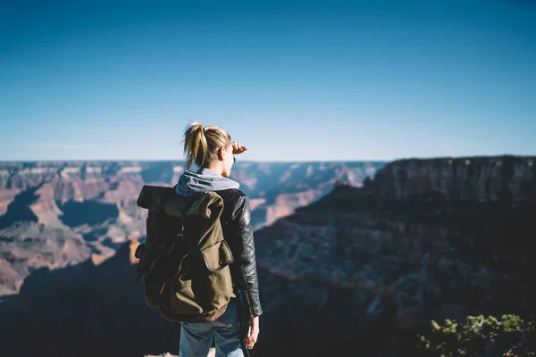 Hátulnézet Női Utas Megfigyelése Gyönyörű Természeti Táj Grand Canyon Csípő — Stock Fotó