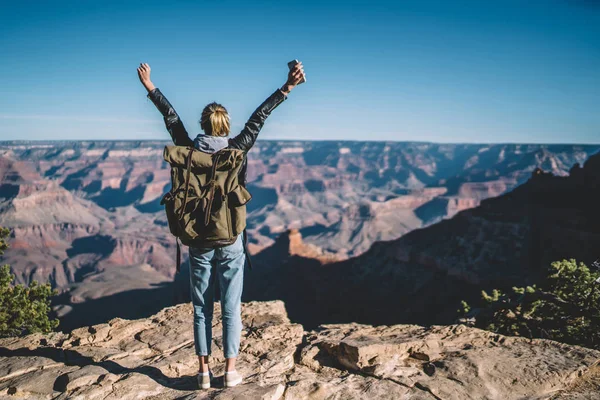 Hátulnézet Fiatal Mehetnék Érzés Győzelem Hódító Hegy Grand Canyon Női — Stock Fotó