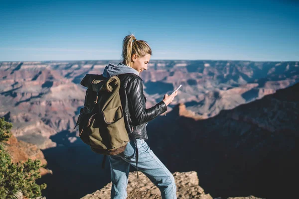 Lachende Vrouwelijke Amerikaanse Toerist Lees Bericht Smartphone Tevreden Met Goede — Stockfoto