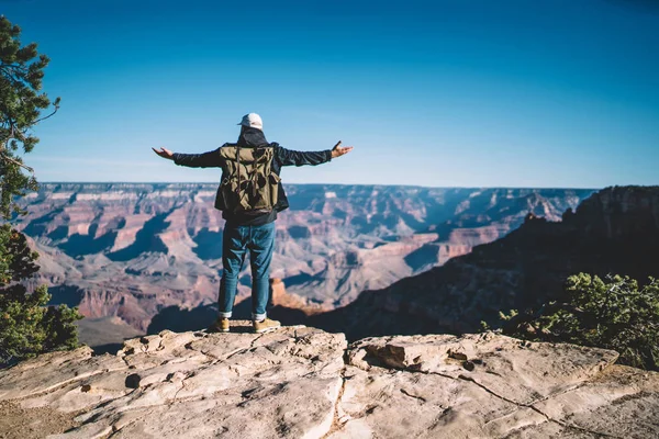 Vista Posterior Los Viajeros Masculinos Con Mochila Sensación Libertad Cima — Foto de Stock