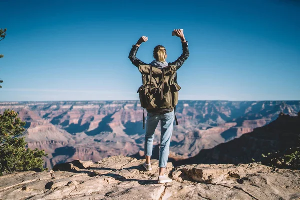 Vista Trasera Del Turista Femenino Celebrando Victoria Llegando Cima Montaña — Foto de Stock