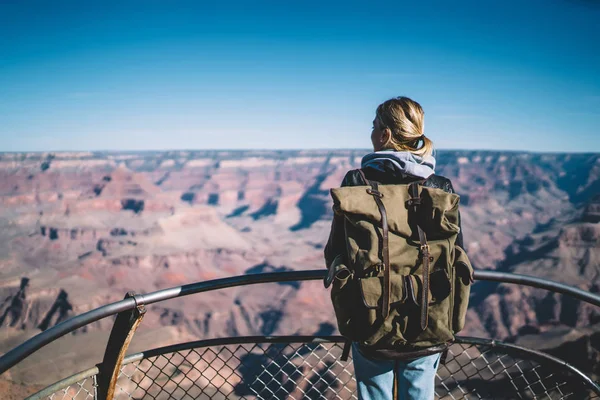 Rückansicht Einer Amerikanischen Reisenden Die Auf Einem Touristischen Aussichtspunkt Steht — Stockfoto