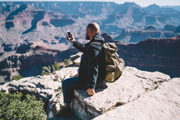 Viajante Masculino Com Mochila Usando Câmera Smartphone Para Tirar Fotos — Fotografia de Stock