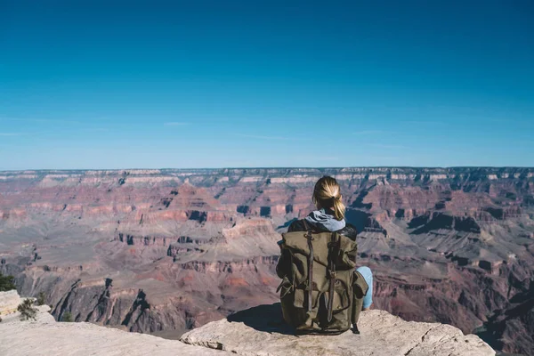 Vista Posterior Una Joven Con Mochila Sentada Acantilado Rocoso Disfrutando — Foto de Stock