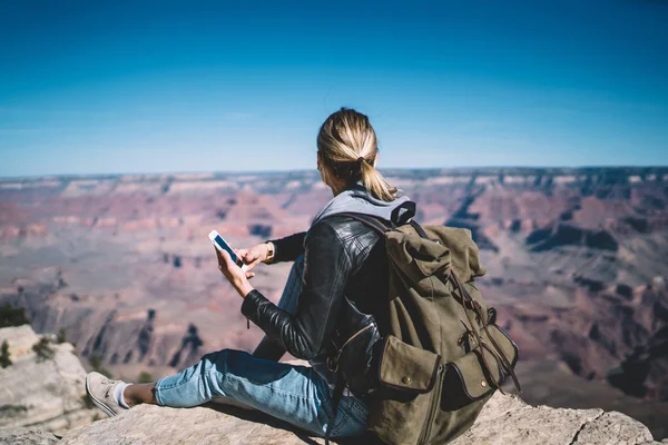 Bakifrån Kvinnliga Resenären Kontrollera Anslutning Telefon Sitter Höga Berget Hill — Stockfoto