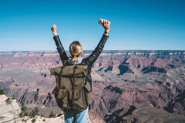 Vista Posterior Mujer Joven Con Mochila Emocionada Con Sensación Libertad — Foto de Stock