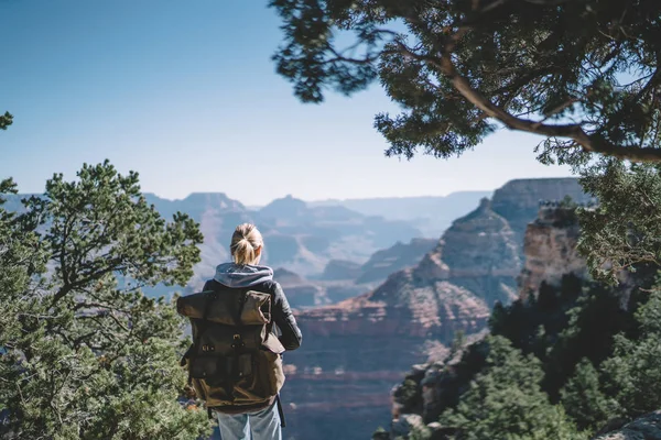 Молодий Hipster Дівчина Wanderlust Витрати Вихідним Вивчення Глибоої Ущелини Las — стокове фото