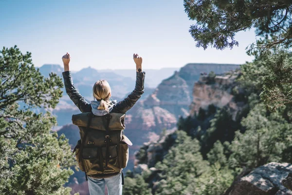 Giovane Ragazza Hipster Sentirsi Vittorioso Raggiungere Destinazione Durante Escursioni Ambiente — Foto Stock