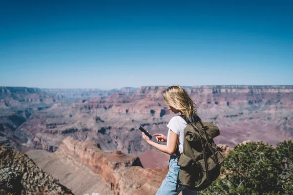 Menina Jovem Hipster Verificando Mail Caminhadas Smartphones Nas Montanhas Fim — Fotografia de Stock