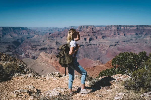 Viajero Femenino Con Mochila Disfrutando Del Viaje Mientras Camina Por — Foto de Stock