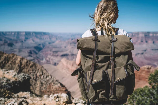 Vista Trasera Viajera Femenina Con Mochila Disfrutando Estilo Vida Activo —  Fotos de Stock