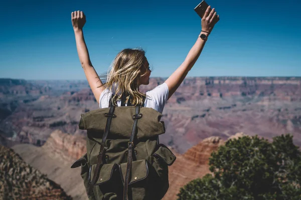 Eller Yukarı Mutlu Kadın Traveler Tur Abd Hiking Sırasında Zirveye — Stok fotoğraf
