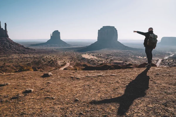 Viajero Masculino Apuntando Altas Rocas Vista Del Paisaje Famoso Monumento — Foto de Stock