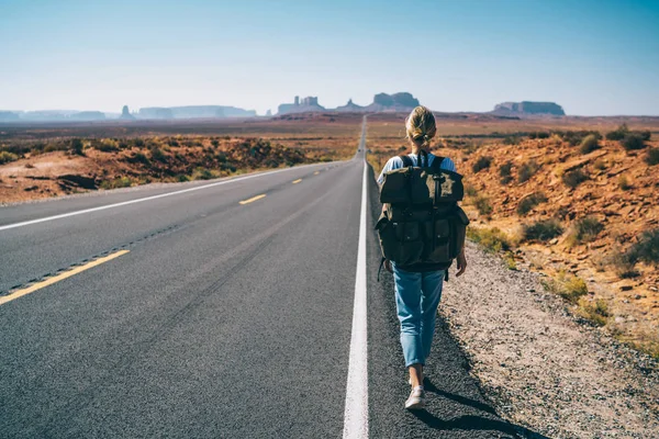 Visão Traseira Menina Hipster Wanderlust Andando Estrada Asfalto Terras Selvagens — Fotografia de Stock