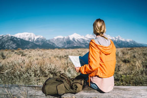 Visão Traseira Menina Hipster Descanso Wanderlust Durante Caminhada Sentado Com — Fotografia de Stock