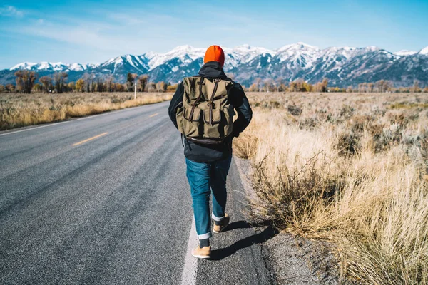 Vista Trasera Del Viajero Masculino Caminando Por Camino Asfalto Que — Foto de Stock