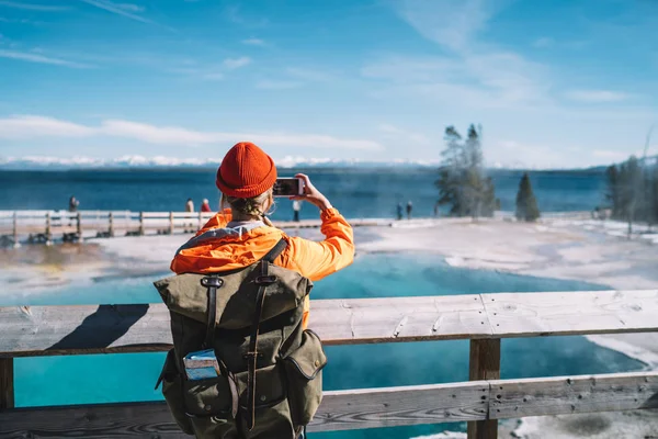 Baksidan Kvinnlig Turist Med Ryggsäck Med Smartphone För Att Bild — Stockfoto