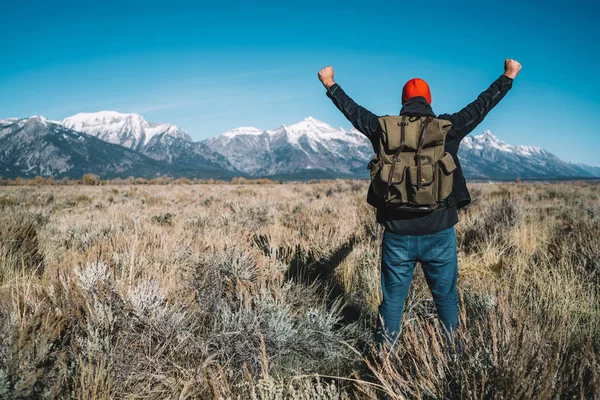 Vista Posteriore Del Ragazzo Hipster Piedi Con Mani Alzate Sensazione — Foto Stock