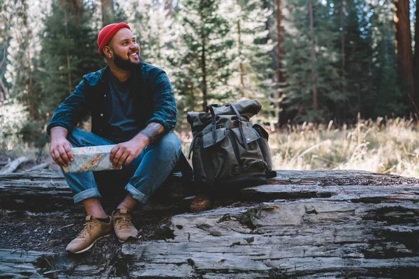 Homem Hipster Sorridente Satisfeito Com Viagem Explorando Ambiente Selvagem Paisagem — Fotografia de Stock