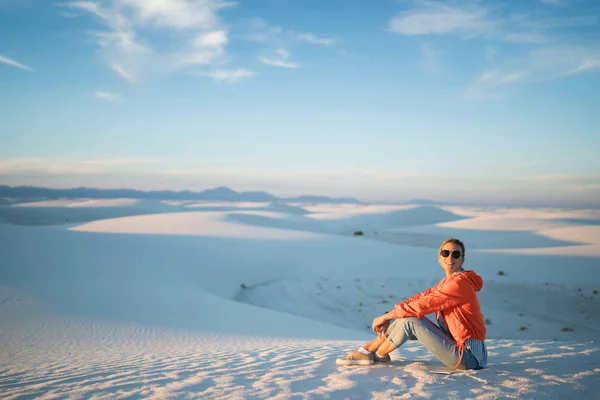 Smiling Female Traveler Looking Camera Sitting Dune Journey White Sands — Stock Photo, Image